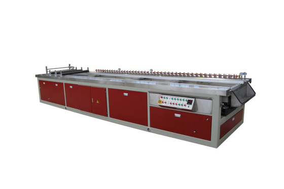 32.9 rpm Velocità di vite Linea di produzione di pannelli di soffitto in PVC a doppia vite per la progettazione di viti