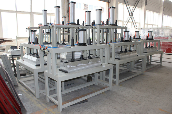 Linea di estrusione automatica di piastrelle per tetto in PVC per piastrelle durevoli e di lunga durata