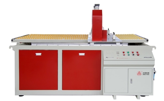 34.7 rpm Velocità di vite Linea di estrusione per pannelli murali WPC2 per la produzione di impianti di produzione