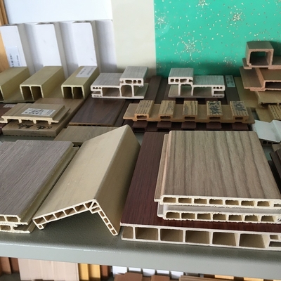 Linea di estrusione in PVC WPC a doppia vite con rotazione conica 18000x6000x2500