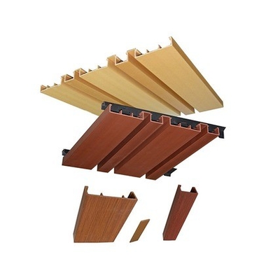 18000x1500x2500 Linea di estrusione WPC a base di PVC108 con altro rapporto L/D a vite