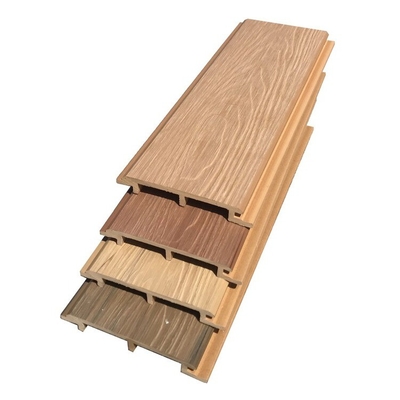 18000x1500x2500 Linea di estrusione WPC a base di PVC108 con altro rapporto L/D a vite