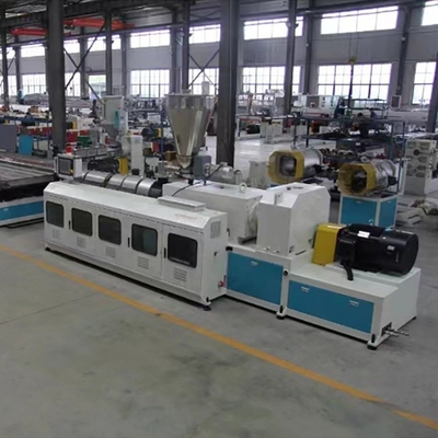 380V 50hz Linea di estrusione di lamiere di copertura in PVC per la produzione di materiali da costruzione