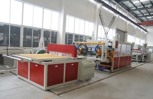 Linea di co-estrusione personalizzata per l'impianto di produzione di cartoni di schiuma in PVC 26000x7000x4000