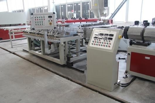 Linea di co-estrusione personalizzata per l'impianto di produzione di cartoni di schiuma in PVC 26000x7000x4000