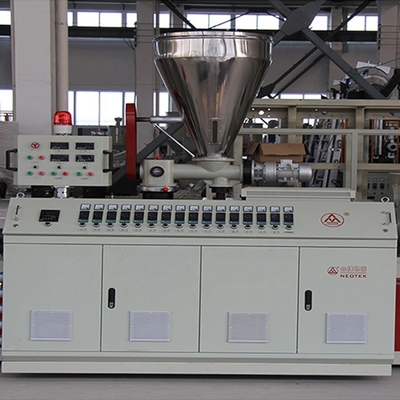 Tecnologia di punta Personalizzata WPC Wide Door Extruder Machine per prodotti in plastica