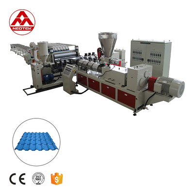 230 kW di potenza Linea di estrusione di piastrelle di vetro in PVC per una produzione ad alta capacità 22000 KG