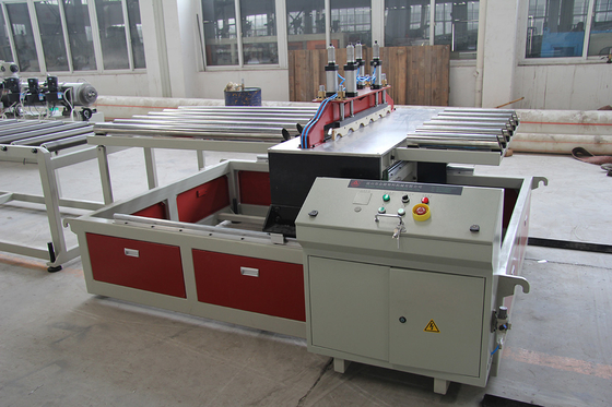 230 kW di potenza Linea di estrusione di piastrelle di vetro in PVC per una produzione ad alta capacità 22000 KG