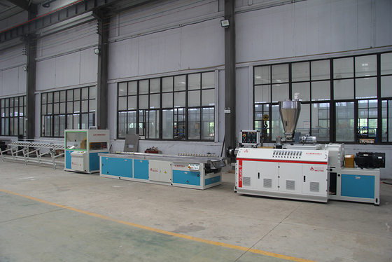YF240 PP PE Base WPC linea di estrusione con 12800 KG Capacità e 32,9 rpm velocità di vite
