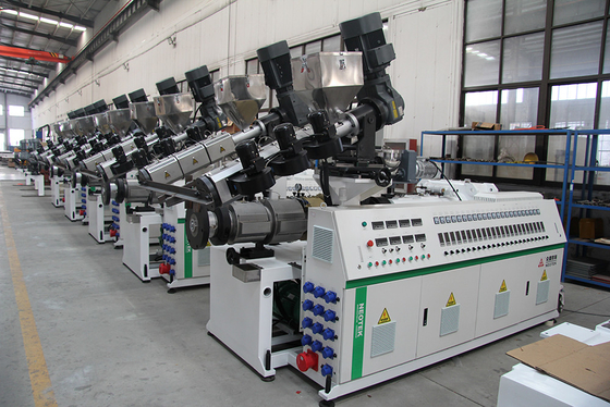 YF240 PP PE Base WPC linea di estrusione con 12800 KG Capacità e 32,9 rpm velocità di vite