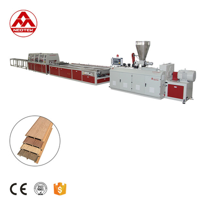 Linea di estrusione professionale per pannelli murali in WPC con velocità di vite elevata rpm e potenza di 250 kW
