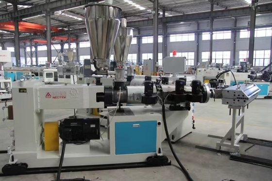 Linea di estrusione di piastrelle di tetto in PVC a doppia vite conica di plastica