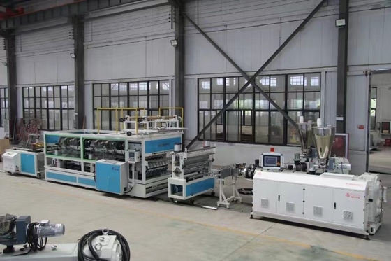 Linea di estrusione di piastrelle di tetto in PVC a doppia vite conica di plastica