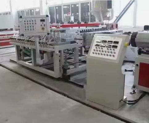 Linea di produzione di fogli di schiuma in PVC con motore SIEMENS come motore principale